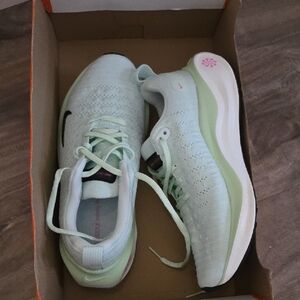 Brand New!! Nike Women's Light Green Athletic Shoes SIZE 7.5